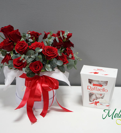 Set din Trandafiri rosii in cutie "Zâmbet de dragoste" si Bomboane Raffaello 230g foto 394x433
